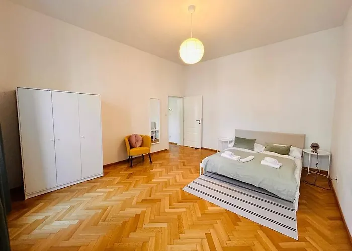 Geraeumiges Im Wiener Altbauflair *