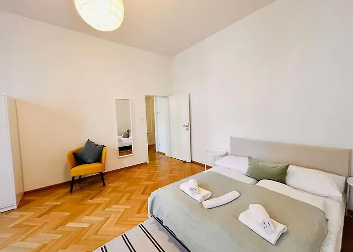 Geraeumiges Im Wiener Altbauflair * Vienna