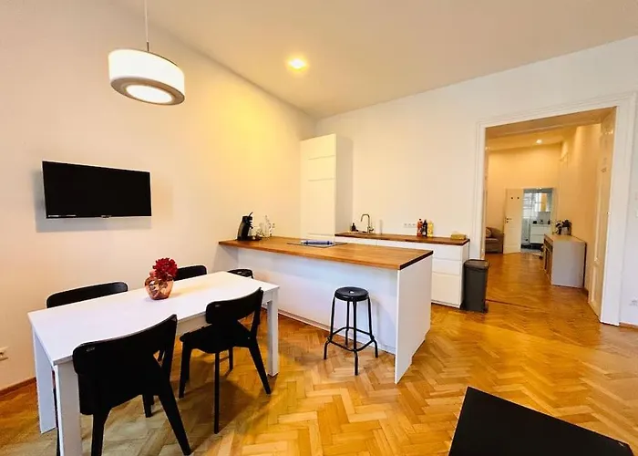 Apartment Geraeumiges Im Wiener Altbauflair *